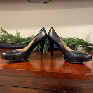 Black Nine West heel pumps size 9.5